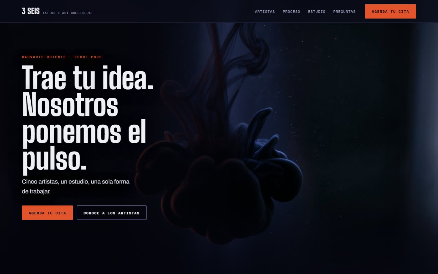 Portada del sitio de 3 SEIS Tattoo, con una nube de tinta negra suspendida en el agua y el titulo Trae tu idea.