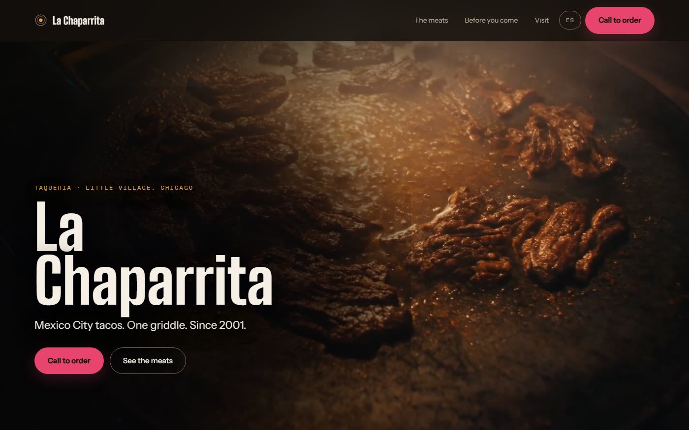 Portada del sitio de La Chaparrita, con una charola de acero llena de carne sellandose y el titulo La Chaparrita.